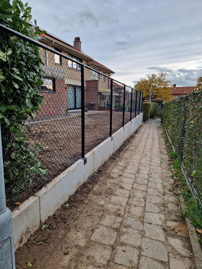 Draadafsluiting op keerwand als erfafscheiding