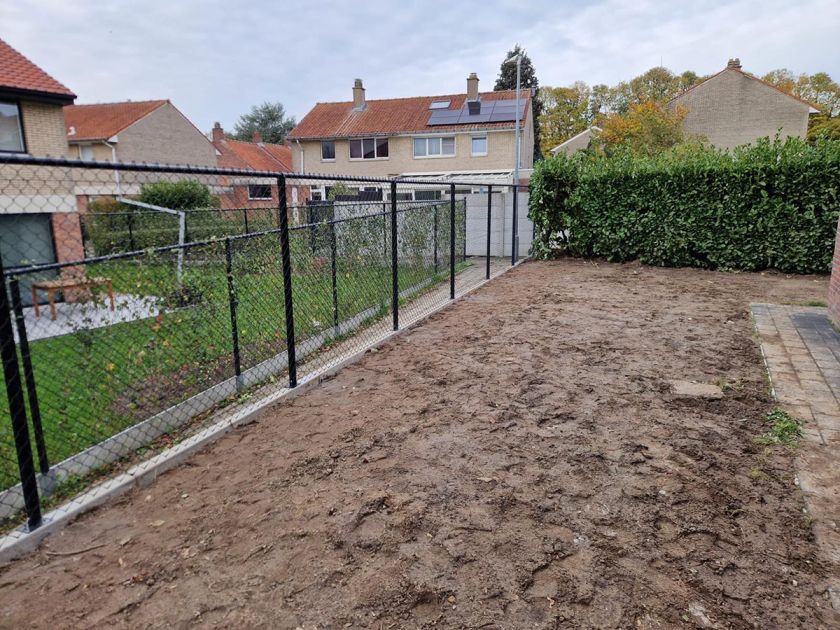 Ophogen tuin met plaatsing keerwand en afsluitng