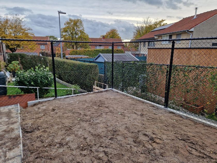 Opgehoogde tuin met afsluiting op keerwand als tuinafscheiding